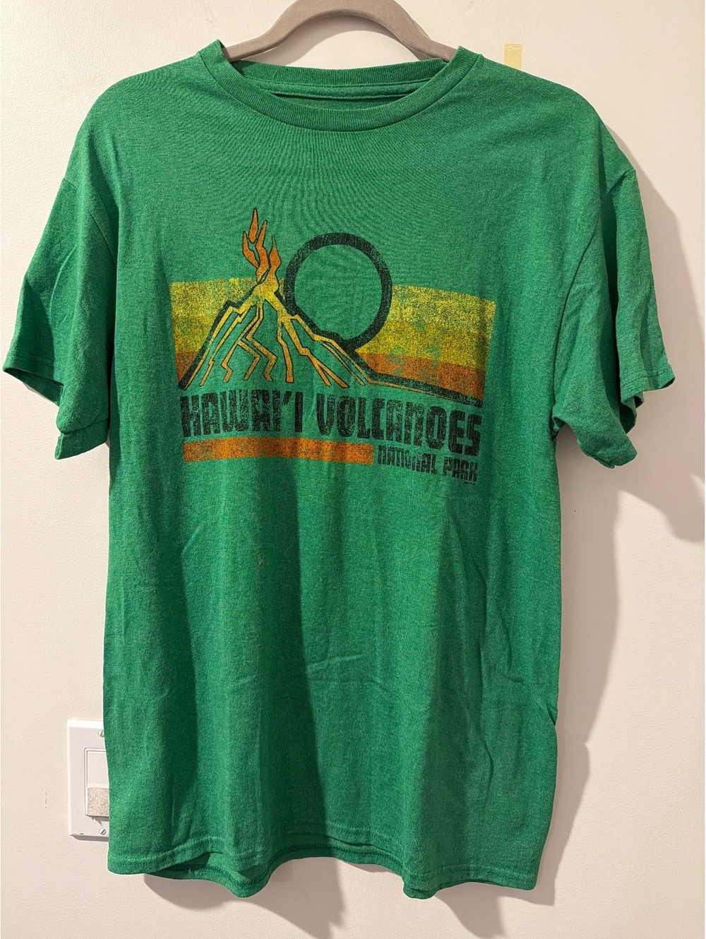 Hawaii Volcanoes Men's Green T-Shirt Sz. M *EUC*